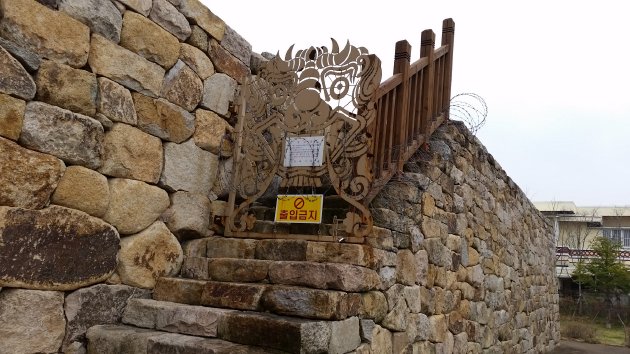 金海邑城北門の階段